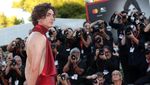 Timothee Chalamet Bergaya ala Bintang Rock di Venice