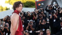 Timothee Chalamet datang ke karpet merah dengan busana serba merah mengilap. (Foto: Getty Images/Elisabetta A. Villa)