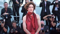 Atasan yang dikenakan Timothee Chalamet mengekspos bagian belakang tubuhnya secara sempurna. (Foto: Mondadori Portfolio via Getty Im/Mondadori Portfolio)