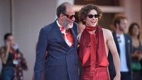 Dengan rambut keriting khas dirinya, Timothee Chalamet melengkapi tampilan karpet merahnya dengan kaca mata hitam.  (Foto: Mondadori Portfolio via Getty Im/Mondadori Portfolio)