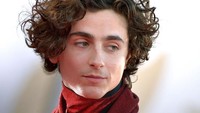 Sepanjang acara, lengan dan punggung, dan gaya fashion Timothee Chalamet langsung jadi sorotan. (Foto: Mondadori Portfolio via Getty Im/Mondadori Portfolio)