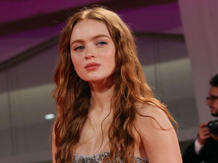 Aura Dewasa Sadie Sink yang Membara