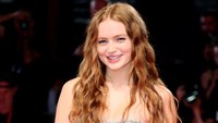 Di beberapa bagian gaun yang dikenakan Sadie Sink tampak transparan. (Foto: Getty Images/Ernesto Ruscio)