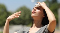 Tak cuma ketika haus, air putih perlu dikonsumsi kapanpun kamu mengeluarkan banyak keringat. Asupan air putih akan mencegah kamu dehidrasi. Foto: Getty Images