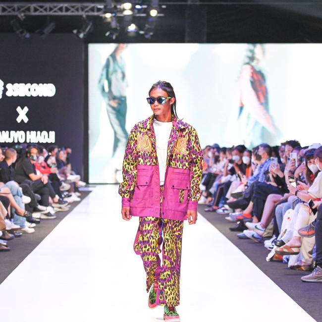 Bukan Bonge namanya jika tidak mencuri perhatian. Ia berlenggang dalam balutan sebuah set busana yang terdiri dari parka fuchsia dengan motif animal print dan celana senada. (Foto: Dok. JF3)