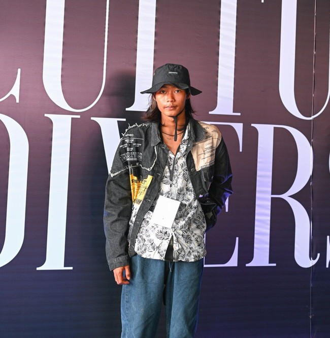 Penampilan Bonge di karpet merah JF3 2022. Gaya khasnya dengan jaket oversized dan topi skater menjadi andalan. (Foto: Dok. JF3)