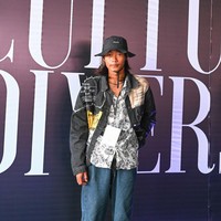 Penampilan Bonge di karpet merah JF3 2022. Gaya khasnya dengan jaket oversized dan topi skater menjadi andalan. (Foto: Dok. JF3)