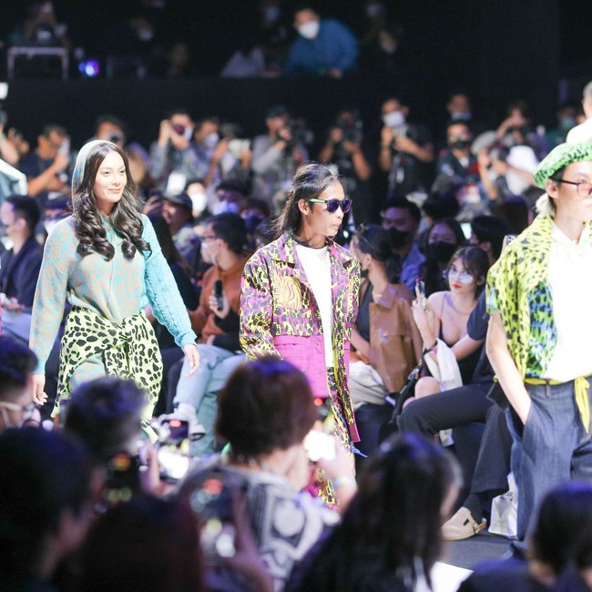 Peragaan busana Danjyo Hiyoji x 3Second di JF3 Fashion Festival 2022, Minggu (4/9/2022) malam, kedatangan tamu spesial. Eka Saputra alias Bonge, sosok yang viral berkat Citayam fashion week (CFW), muncul sebagai salah satu modelnya. (Foto: Dok. JF3)
