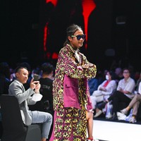 Di jajaran aksesori, tampilan Bonge dilengkapi mirror sunglasses yang semakin membuat gayanya mencolok. Tidak ketinggalan sneakers bermotif matching dengan bajunya. (Foto: Dok. JF3)