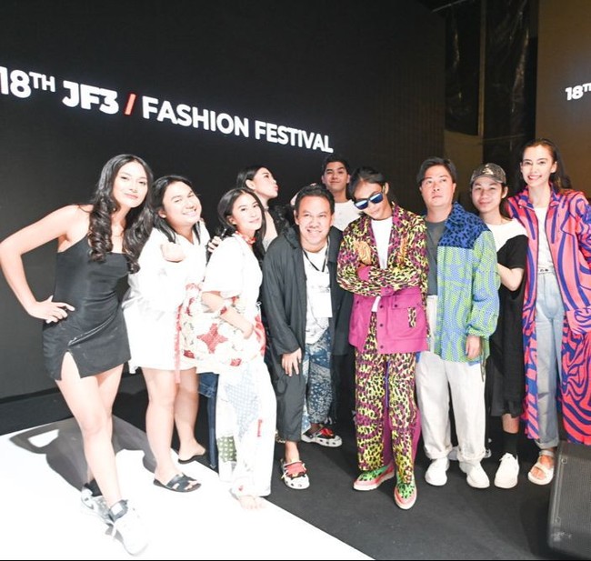 Dalam keterangan resminya, kedua jenama tersebut menamai koleksi kolaborasi ini Jalan-Jalan. Deretan pakaian Spring/Summer 2023 ini didesain dengan inspirasi yang bersumber dari suasana perkotaan metropolitan hingga atmosfer vakansi di pantai dan pegunungan. (Foto: Dok. JF3)