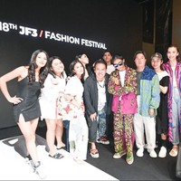 Dalam keterangan resminya, kedua jenama tersebut menamai koleksi kolaborasi ini Jalan-Jalan. Deretan pakaian Spring/Summer 2023 ini didesain dengan inspirasi yang bersumber dari suasana perkotaan metropolitan hingga atmosfer vakansi di pantai dan pegunungan. (Foto: Dok. JF3)