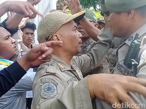 Demo Tolak Kenaikan Harga BBM di Ambon Ricuh, Satpol PP-Mahasiswa Berduel