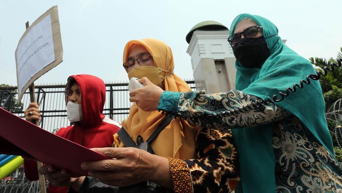 Aksi Forum Guru Geruduk DPR, Tuntut Revisi RUU Sisdiknas Sejumlah massa dari Forum Guru untuk Indonesia Cerdas melakukan aksi damai dan membacakan surat terbuka di depan Gedung MPR/DPR untuk mendukung dimasukkannya RUU Sisdiknas ke dalam Program Legislasi Nasional (Prolegnas) Prioritas Perubahan 2022, di Jakarta, Senin (5/9). Surat terbuka yang disampaikan berisi empat poin penting untuk segera merevisi UU No. 20 tahun 2003 tentang Sisdiknas