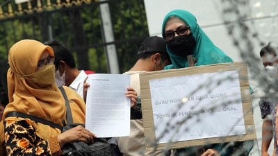 Aksi Forum Guru Geruduk DPR, Tuntut Revisi RUU Sisdiknas