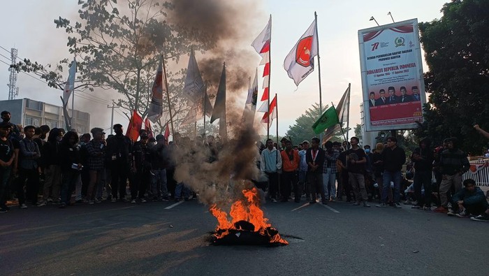 Aksi mahasiswa Banten tutup Jalan Syekh Nawawi Al Bantani (Foto: Bahtiar/detikcom)