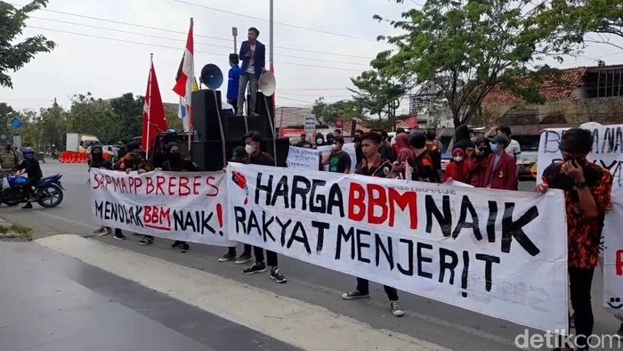 Aksi massa demo menutup jalur Pantura di Brebes memprotes kenaikan harga BBM, Senin (5/9/2022).