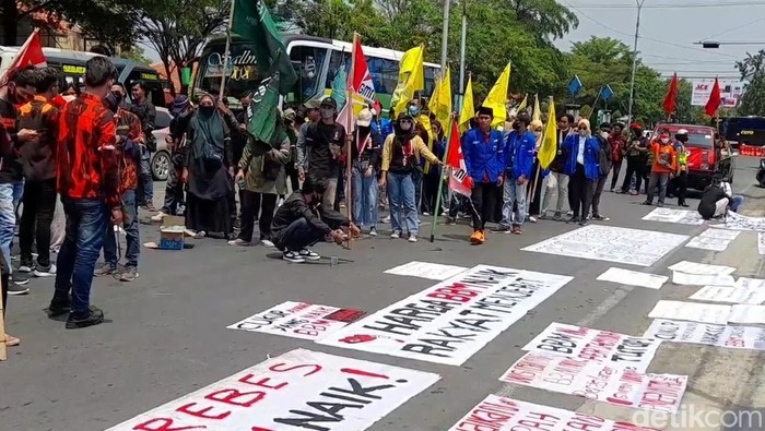 Aksi massa demo menutup jalur Pantura di Brebes memprotes kenaikan harga BBM, Senin (5/9/2022).