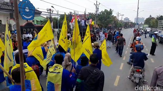 Aksi massa demo menutup jalur Pantura di Brebes memprotes kenaikan harga BBM, Senin (5/9/2022).