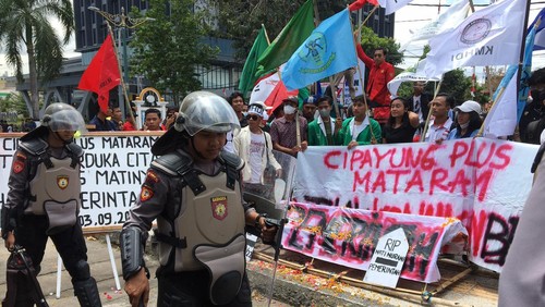 Aksi penolakan kenaikan harga BBM di depan kantor DPRD NTB ricuh. Para mahasiswa membakar keranda dan terlibat aksi dorong-dorongan dengan aparat, Senin (5/9/2022).