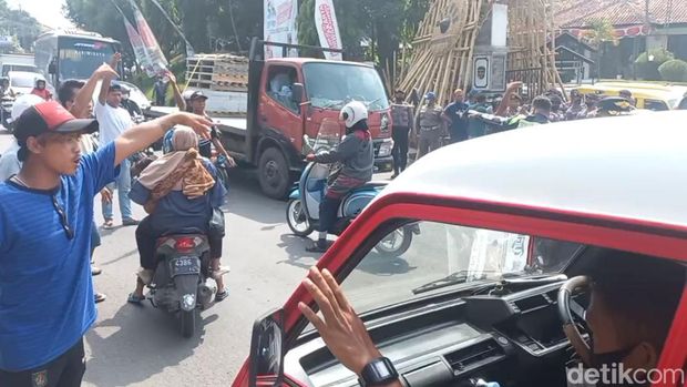 Aksi sweeping sopir angkot di Purwakarta