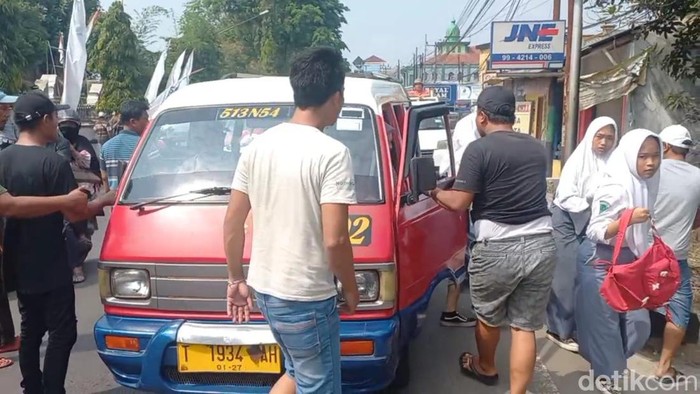 Aksi sweeping sopir angkot di Purwakarta