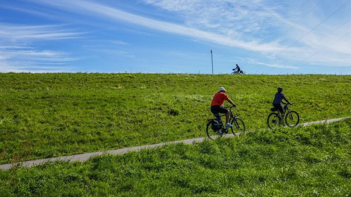 Aktifitas warga Polandia di Akhir Musim Panas People kayaking, and catching last sun the last rays of the sun before the upcoming sudden fall cooling on the Baltic sea beach are seen in Debki, Poland, on 3 September 2022 (Photo by Michal Fludra/NurPhoto via Getty Images)