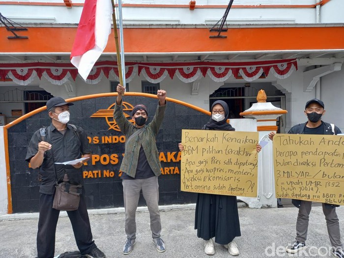 Aktivis Gerakan WNI Menggugat di Jogja mengirimkan surat ke Megawati dan Iwan Fals buntut harga BBM naik, Senin (5/9/2022)