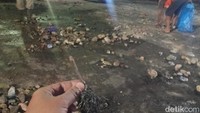 Foto: Anak panah dan bebatuan yang ditemukan di lokasi pascademo ricuh di depan kampus UNM. (Isak Pasabuan/detikSulsel)