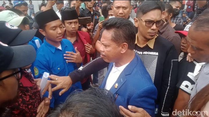 Anggota DPRD Kendari terlibat adu mulut dengan mahasiswa demo tolak harga BBM naik.