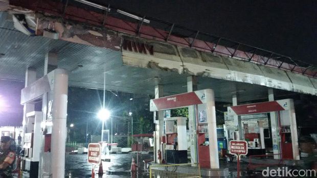 Angin puting beliung menerjang salah satu Stasiun Pengisian Bahan Bakar Umum (SPBU) di Jalan BKR Kota Bandung, Jabar pada Senin (5/9/2022).