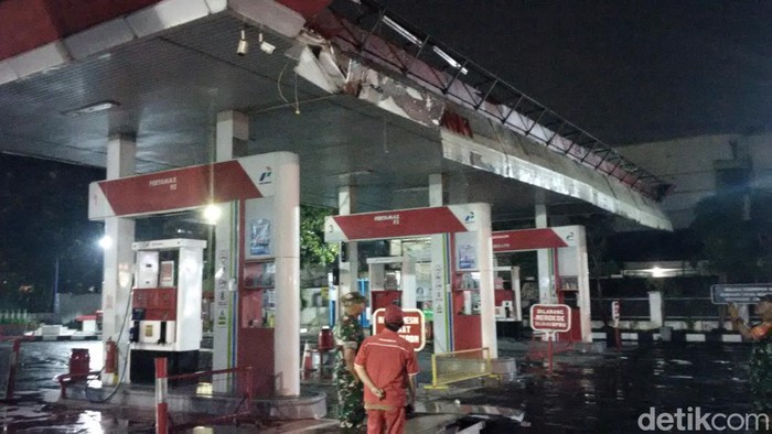 Angin puting beliung menerjang salah satu Stasiun Pengisian Bahan Bakar Umum (SPBU) di Jalan BKR Kota Bandung, Jabar pada Senin (5/9/2022).