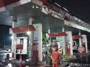 Atap SPBU Terbang Diterjang Angin Puting Beliung di Bandung