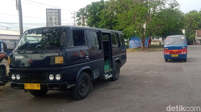 Angkutan umum di Terminal Delanggu, Klaten, Senin (5/9/2022).