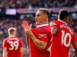 Pemain termahal kedua sepanjang sejarah MU itu tampak mencium dan menepuk-nepuk logo klub barunya dalam perayaan gol. Ia mencetak gol pertama MU dalam kemenangan 3-1 atas Arsenal. Foto: Manchester United via Getty Imag/Ash Donelon