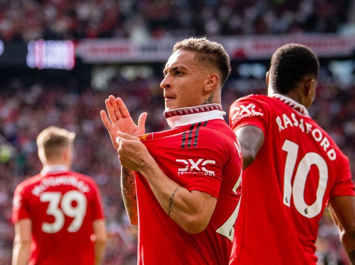 MANCHESTER, ENGLAND - SEPTEMBER 04:   Antony of Manchester United celebrates scoring a goal to make the   score 1-0 during the Premier League match between Manchester United and Arsenal FC at Old Trafford on September 4, 2022 in Manchester, United Kingdom. (Photo by Ash Donelon/Manchester United via Getty Images)