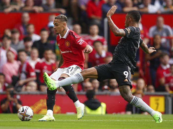 Arsenal's Gabriel Jesus, right, challenges for the ball with Manchester United's Antony during the English Premier League soccer match between Manchester United and Arsenal at Old Trafford stadium, in Manchester, England, Sunday, Sept. 4, 2022. (AP Photo/Dave Thompson)