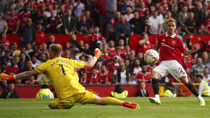 Manchester Uniteds Antony, right, scores his sides opening goal past Arsenals goalkeeper Aaron Ramsdale during the English Premier League soccer match between Manchester United and Arsenal at Old Trafford stadium, in Manchester, England, Sunday, Sept. 4, 2022. (AP Photo/Dave Thompson)