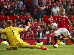 Sampai pada akhirnya masuk menit ke-35. Antony punya peluang matang... Foto: AP/Dave Thompson