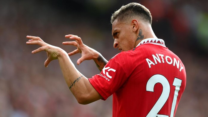 MANCHESTER, ENGLAND - SEPTEMBER 04: Antony of Manchester United celebrates after scoring their sides first goal during the Premier League match between Manchester United and Arsenal FC at Old Trafford on September 04, 2022 in Manchester, England. (Photo by Shaun Botterill/Getty Images)