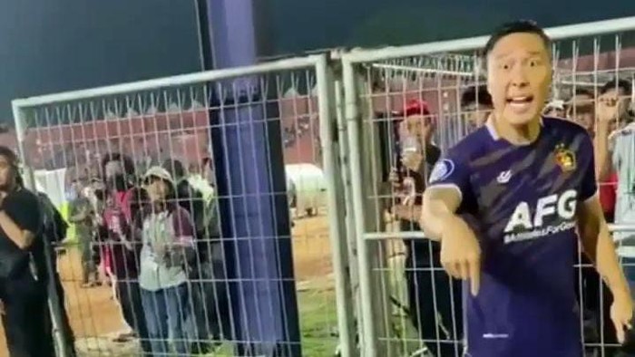 Arthur Irawan ngamuk dan nantang suporter usai diteriaki out