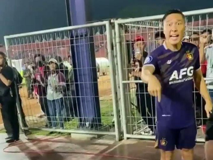 Arthur Irawan ngamuk dan nantang suporter usai diteriaki out