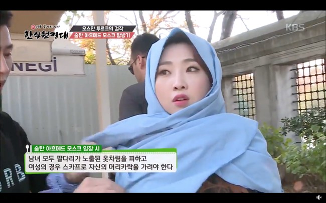 Mantan personel 2NE1, Minzy tampil cantik memakai hijab pashmina dalam acara televisi Korean Food Expedition. Saat itu Minzy dan member lainnya melihat kemegahan Masjid Sultan Ahmed di Turki. Foto: Instagram