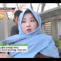 Mantan personel 2NE1, Minzy tampil cantik memakai hijab pashmina dalam acara televisi Korean Food Expedition. Saat itu Minzy dan member lainnya melihat kemegahan Masjid Sultan Ahmed di Turki. Foto: Instagram