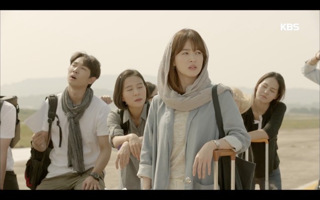 Penampilan Song Hye Kyo memakai hijab pashmina termasuk salah satu adegan ikonik drama Korea Descendants of the Sun. Pasalnya pashmina sang aktris tertiup angin saat pasukan militer yang dipimpin Song Joong Ki mendarat dengan helikopter. Foto: Instagram