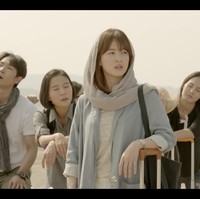 Penampilan Song Hye Kyo memakai hijab pashmina termasuk salah satu adegan ikonik drama Korea Descendants of the Sun. Pasalnya pashmina sang aktris tertiup angin saat pasukan militer yang dipimpin Song Joong Ki mendarat dengan helikopter. Foto: Instagram