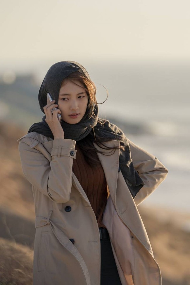 Bae Suzy kerap memakai hijab untuk keperluan syuting drama Korea Vagabond di Maroko. Dia memantaskan pakaiannya di negara dengan mayoritas penduduk beragama Islam. Aktris kelahiran 1994 itu pun pernah memakai hijab saat mendapat hadiah dari penggemar saat fanmeeting. Foto: Instagram