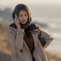 Bae Suzy kerap memakai hijab untuk keperluan syuting drama Korea Vagabond di Maroko. Dia memantaskan pakaiannya di negara dengan mayoritas penduduk beragama Islam. Aktris kelahiran 1994 itu pun pernah memakai hijab saat mendapat hadiah dari penggemar saat fanmeeting. Foto: Instagram