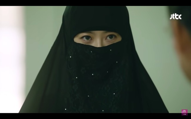 Go Ara memakai pakaian muslimah syar’i dalam drama Korea Miss Hammurabi. Sang aktris dikisahkan sebagai hakim yang membela korban pelecehan seksual. Dia menunjukkan bentuk protes terhadap wanita yang disalahkan karena memakai rok mini. Foto: Instagram