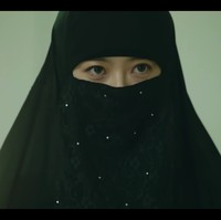 Go Ara memakai pakaian muslimah syar’i dalam drama Korea Miss Hammurabi. Sang aktris dikisahkan sebagai hakim yang membela korban pelecehan seksual. Dia menunjukkan bentuk protes terhadap wanita yang disalahkan karena memakai rok mini. Foto: Instagram