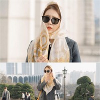 Aktris cantik ini sengaja memakai hijab dan kacamata hitam dalam drama Korea Touch Your Heart. Yoo In Na yang berperan sebagai aktris tak ingin dikenali publik. Foto: Instagram